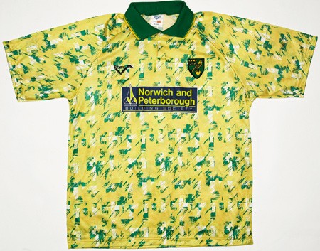 Norwich - 1993: Theo nhiều người đánh giá, những hoạ tiết trên chiếc áo này loè loẹt đến nỗi nếu nhìn vào nó, người ta lại tưởng nhầm đó là … phân chim
